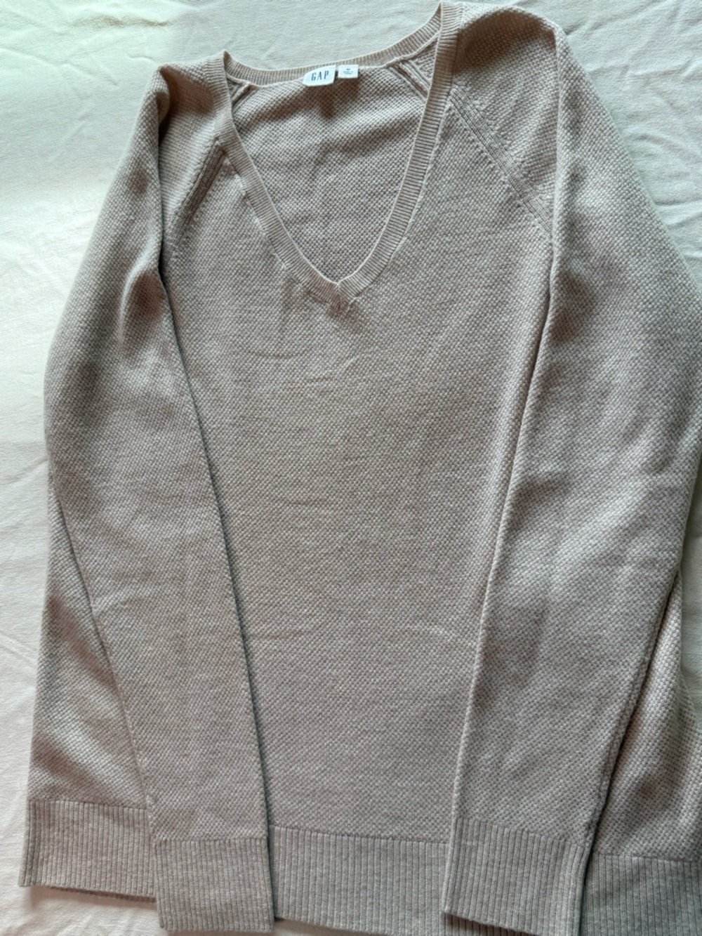 GAP Neutral Knit V-Neck Sweater in Light Beige size Medium